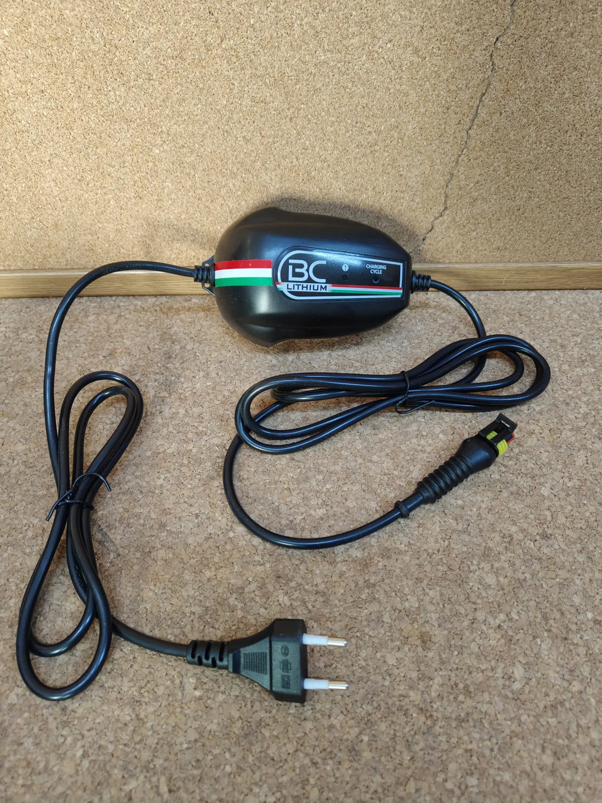 Cargador mantenedor Inteligente para baterías de Arranque de Litio de 12V