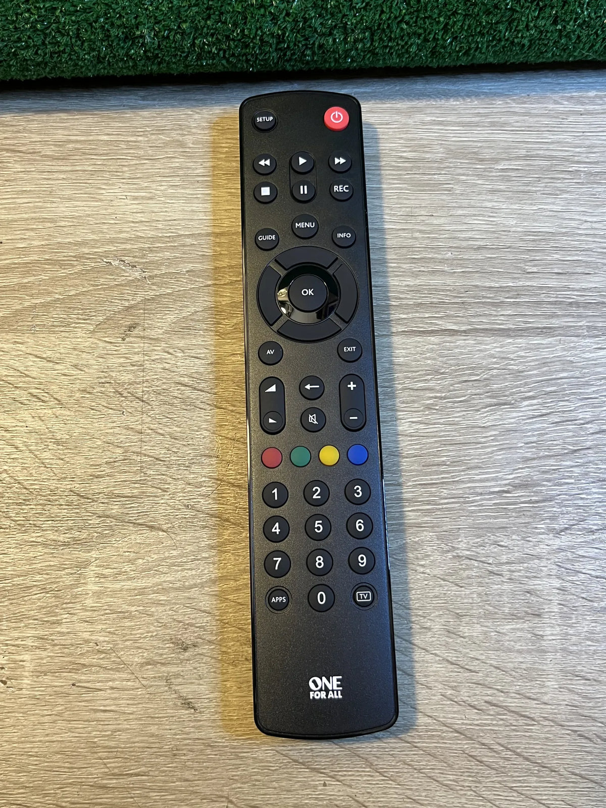 Televisor con control remoto universal One For All