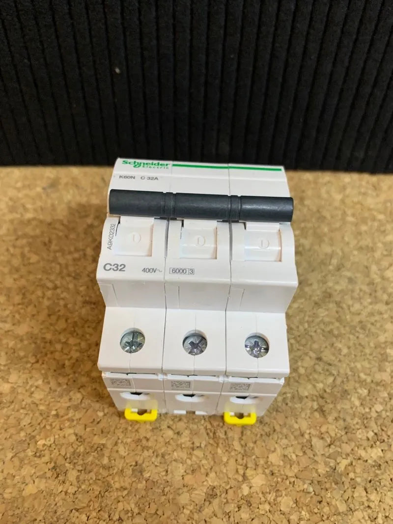 Schneider Electric A9K02316 Disyuntor K60N 3P, 16A