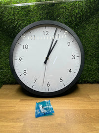 Reloj clásico Redondo Amazon Basics