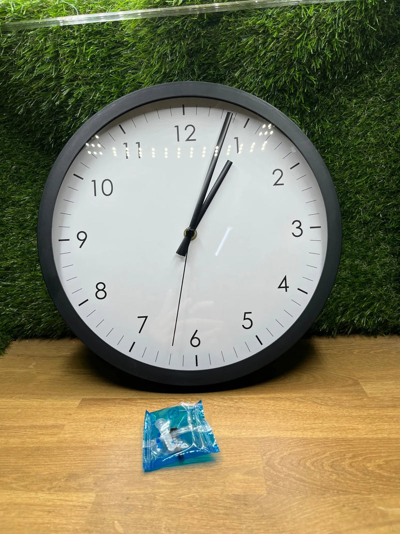 Reloj clásico Redondo Amazon Basics