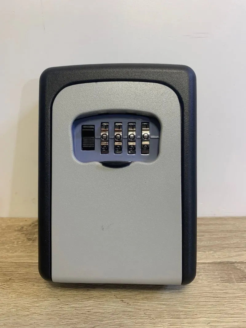 Caja de almacenamiento para llaves Amazon Basics