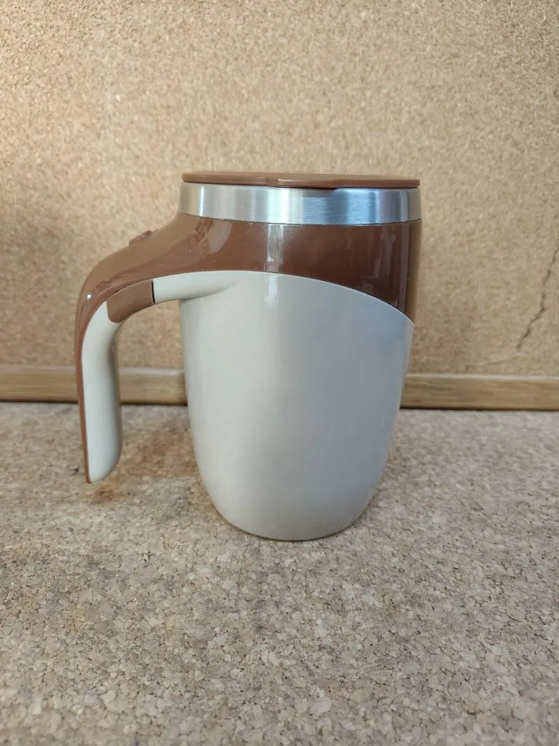 Taza de café con agitación magnética automática
