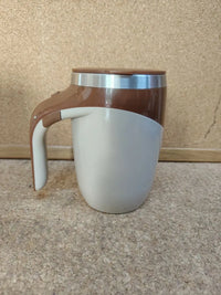 Taza de café con agitación magnética automática