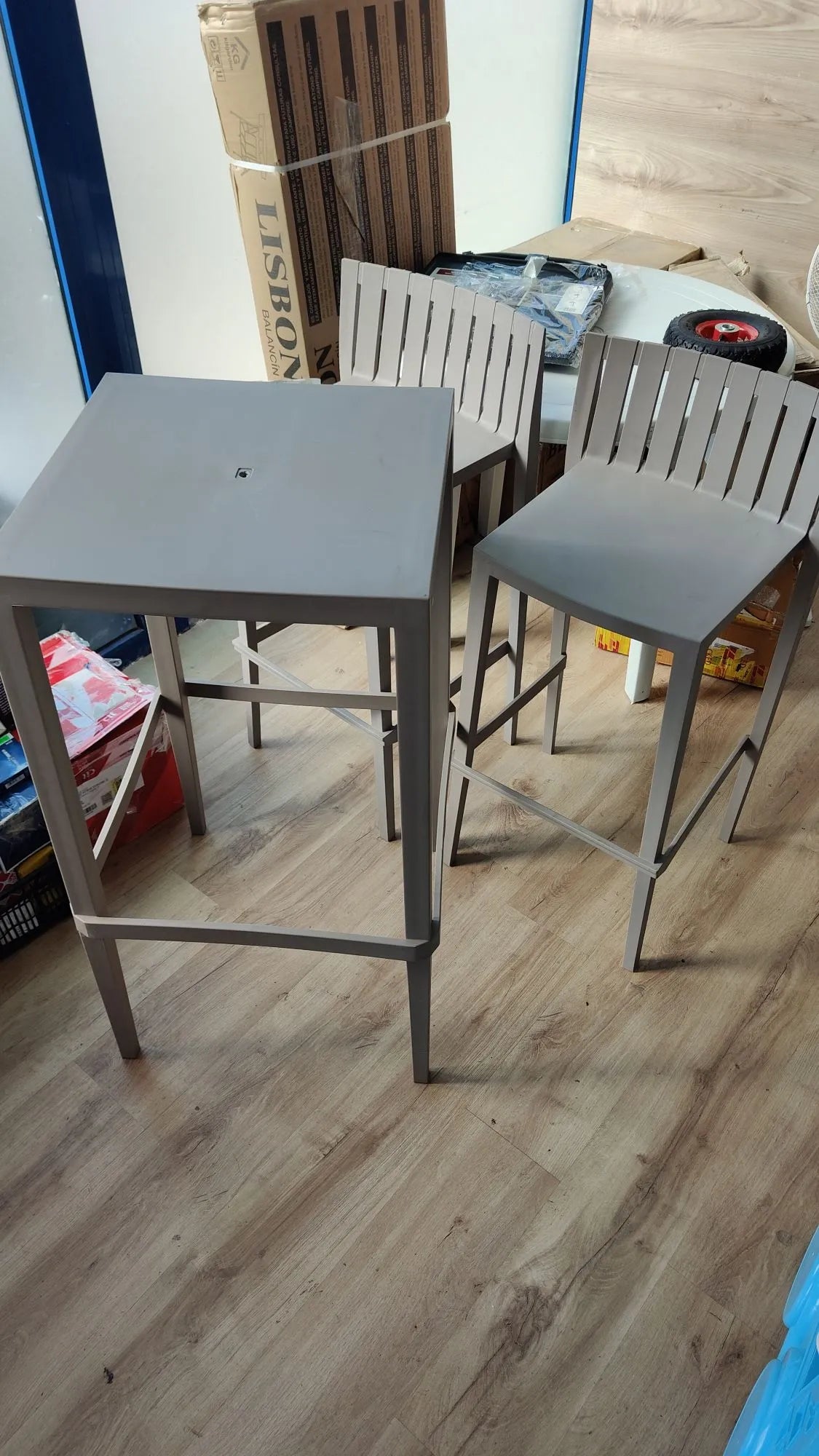 SET Mesa + 2 Taburetes Altos