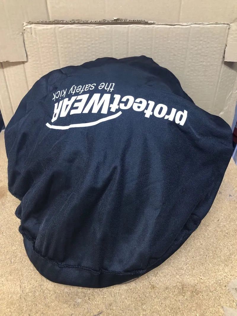 Casco de moto negro con diseño floral