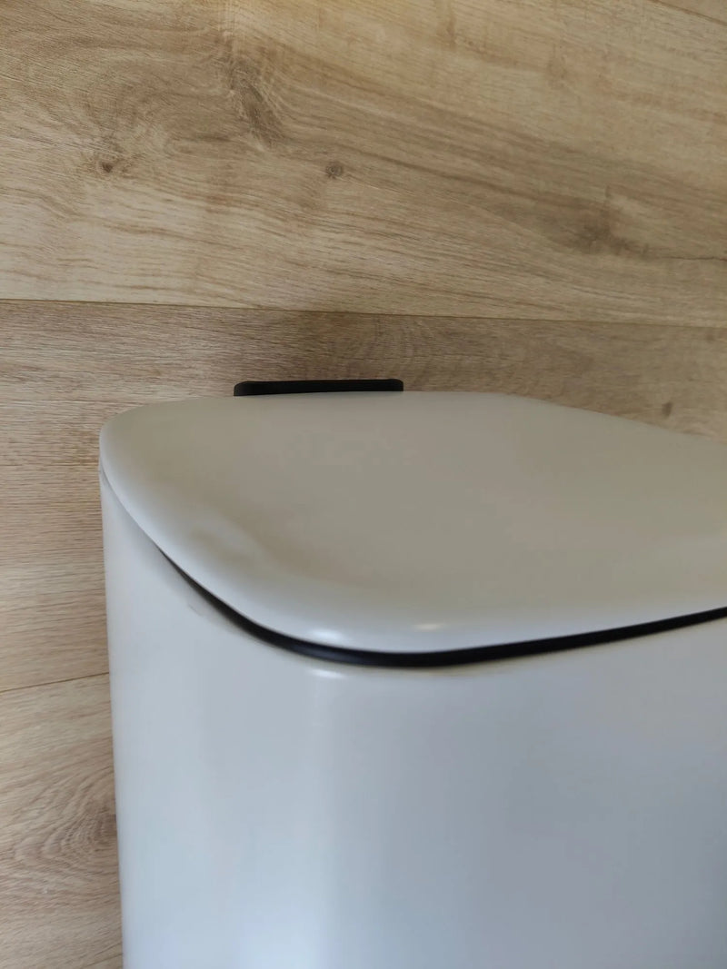Cubo de Basura con Pedal 30 Litros - AMIG