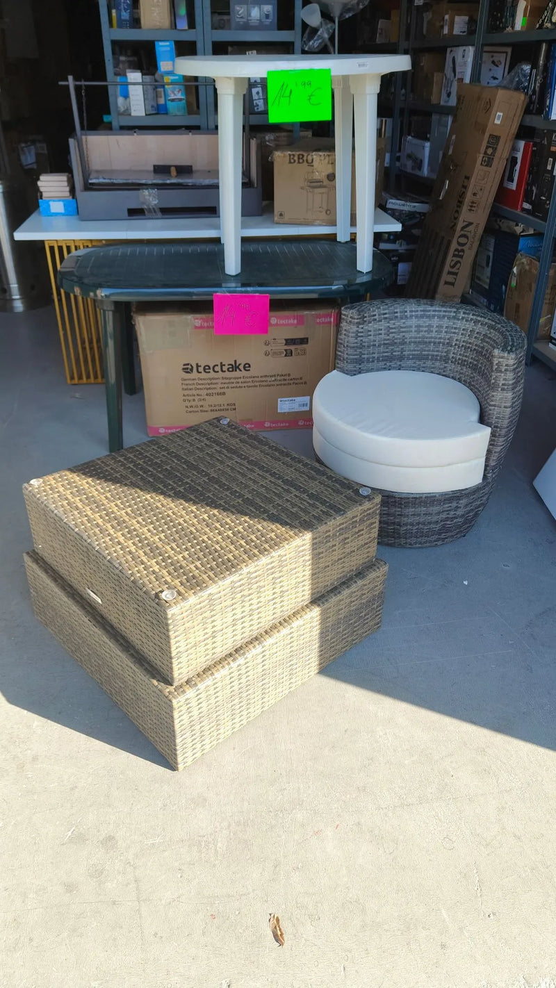 Un sillón con mesa para exterior