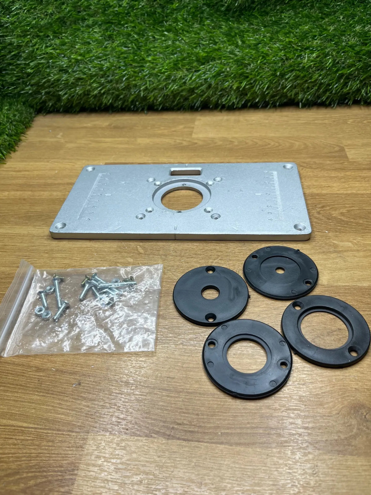 Placa de aluminio para mesa con 4 anillos y tornillos