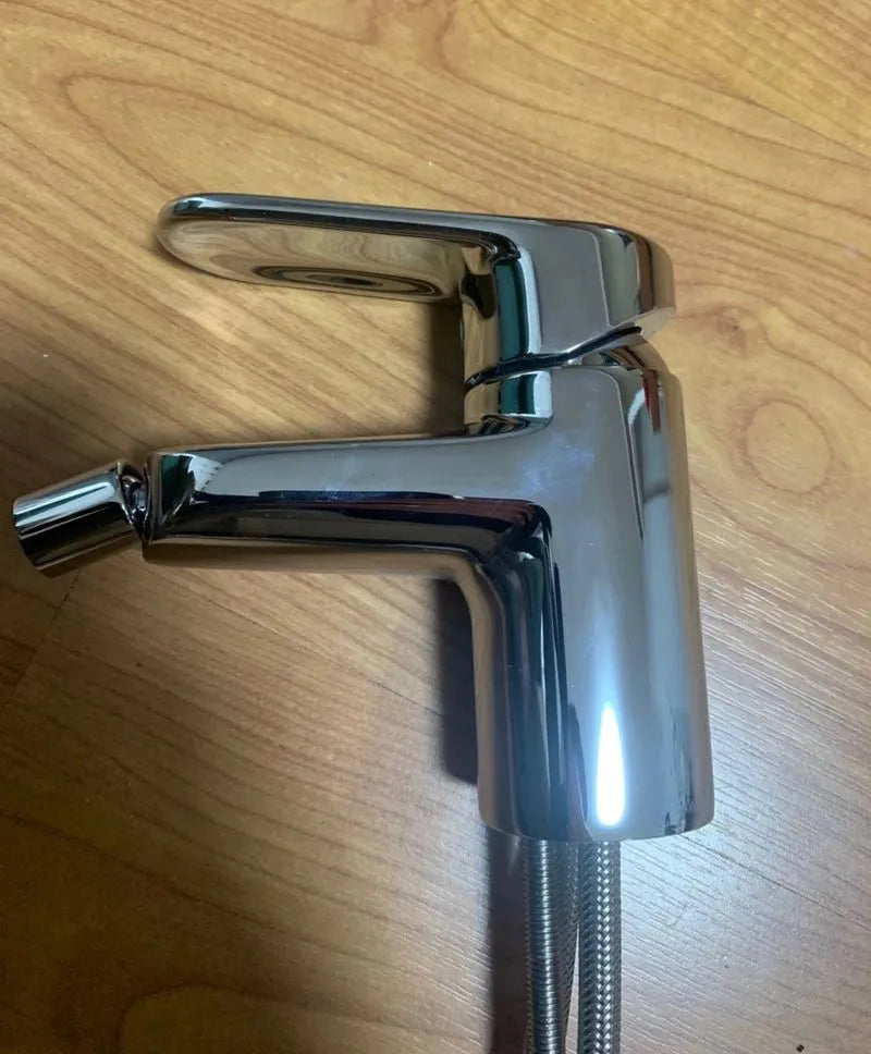 Grifo de bidé con vaciador automático