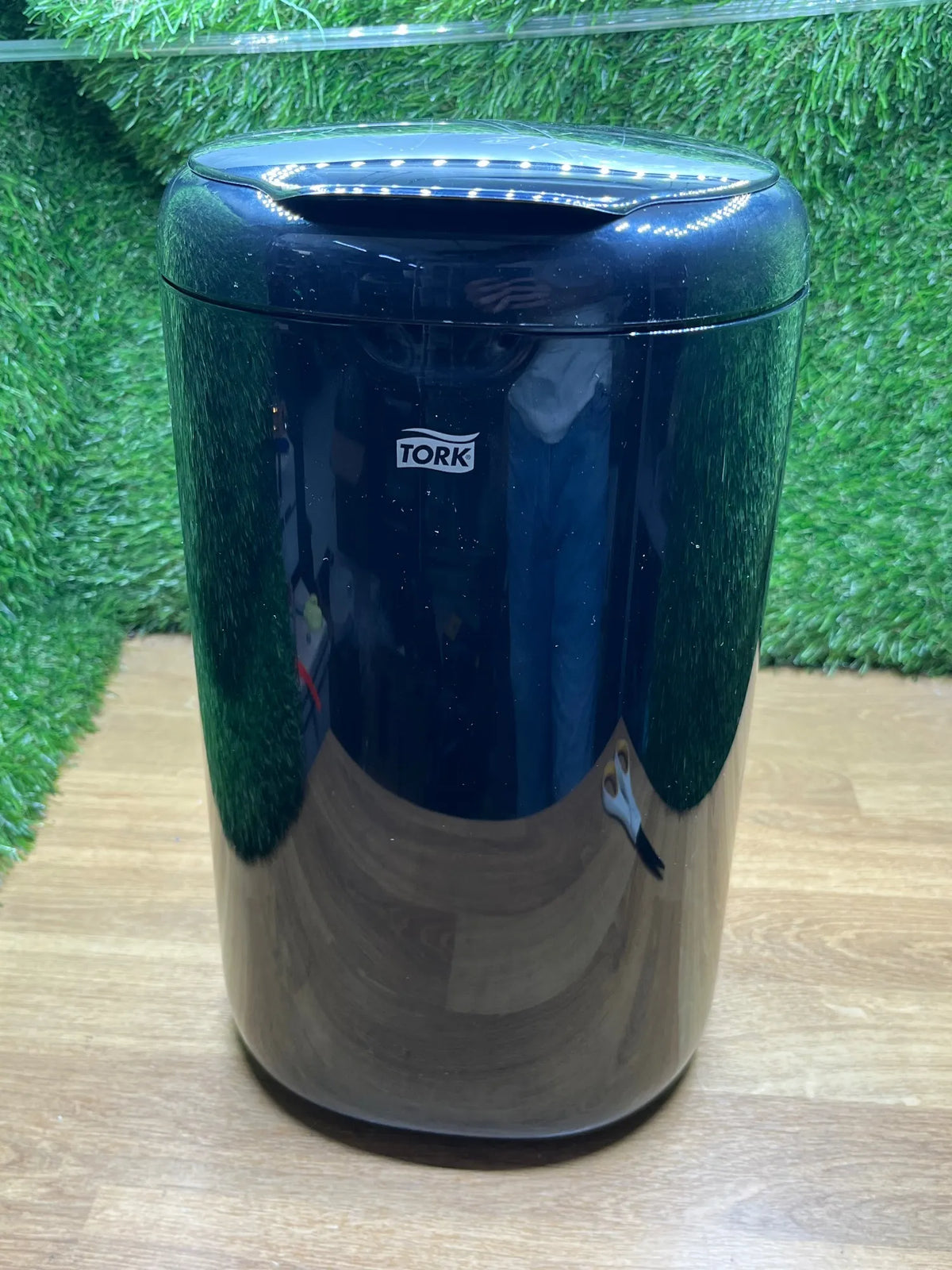 Cubo de basura con tapa Tork