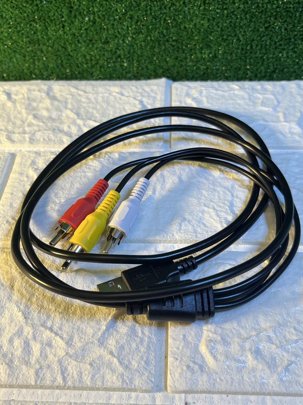 Cable USB macho a 3 RCA macho