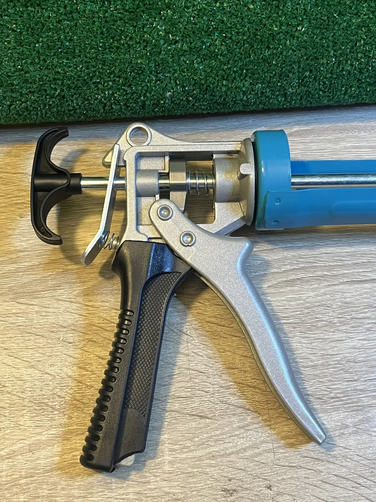 Pistola para sellado de calafateo Amazon Basics