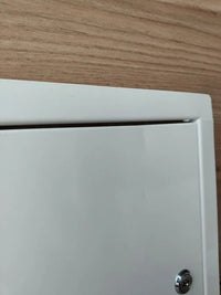 Chapa de acero blanca con cerradura