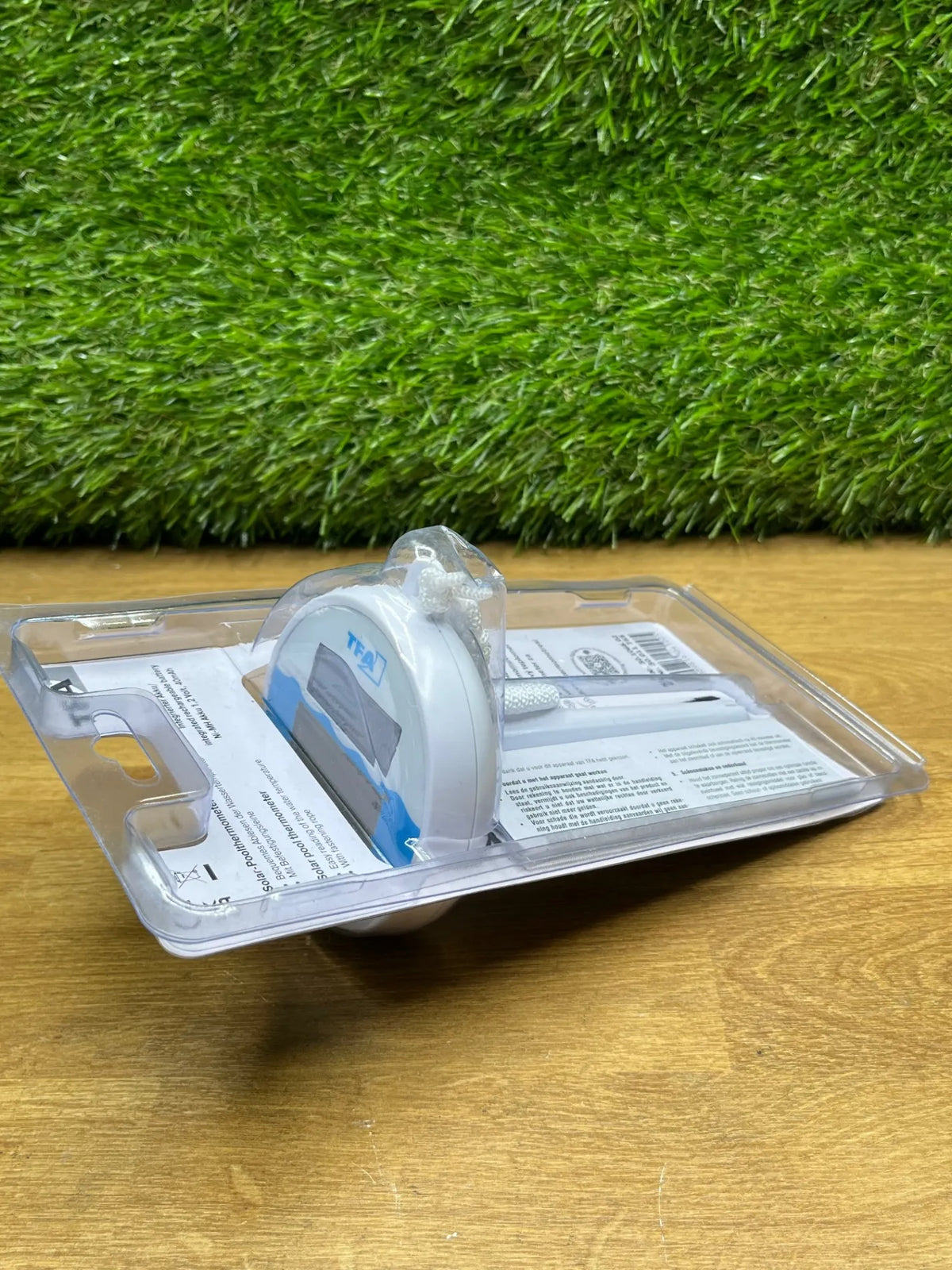 Termómetro digital para piscina con energía solar TFA
