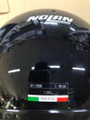 Casco de moto negro con visera Nolan