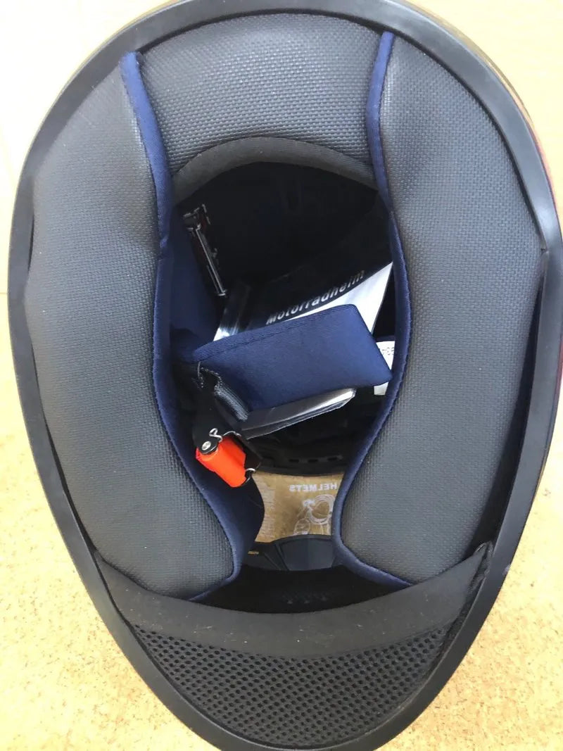 Casco de moto negro con diseño floral