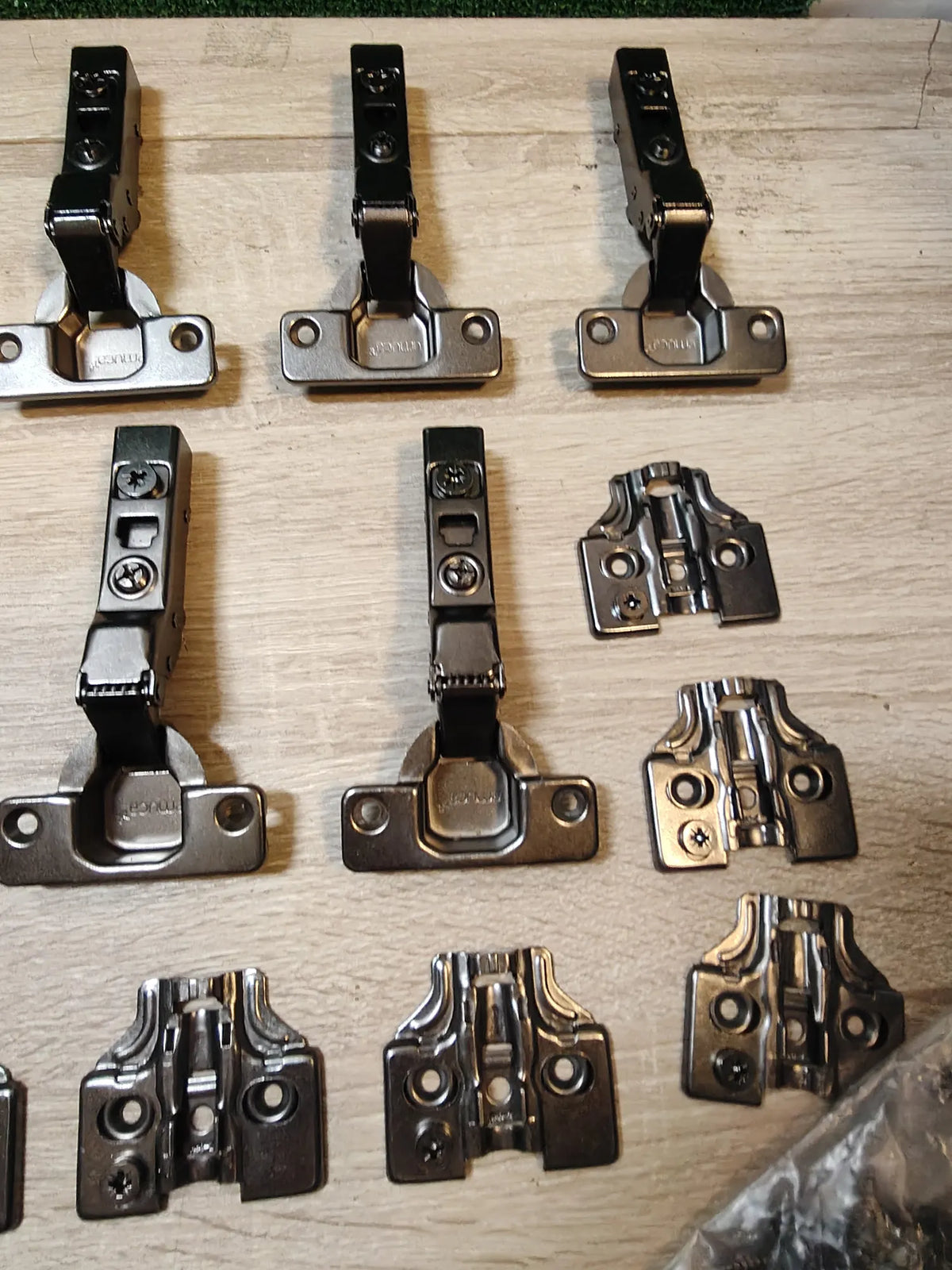 Kit de bisagra recta X91 con cierre suave y suplemento Emuca