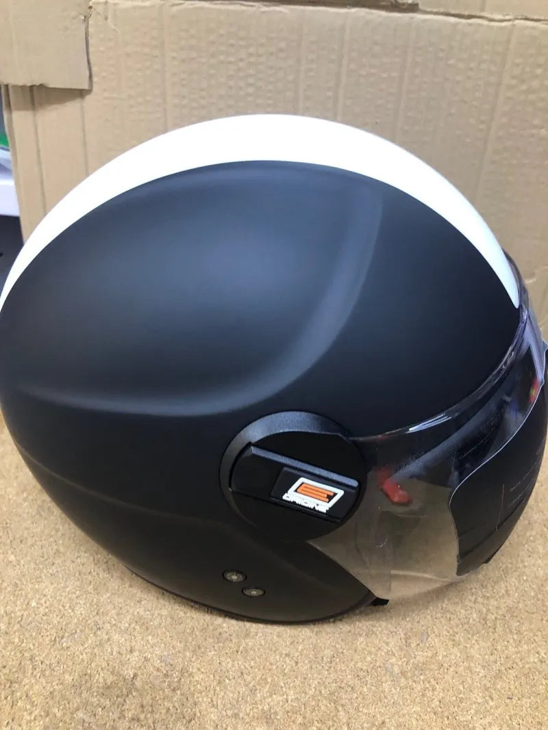 Casco de moto negro con visera