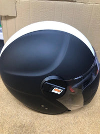 Casco de moto negro con visera