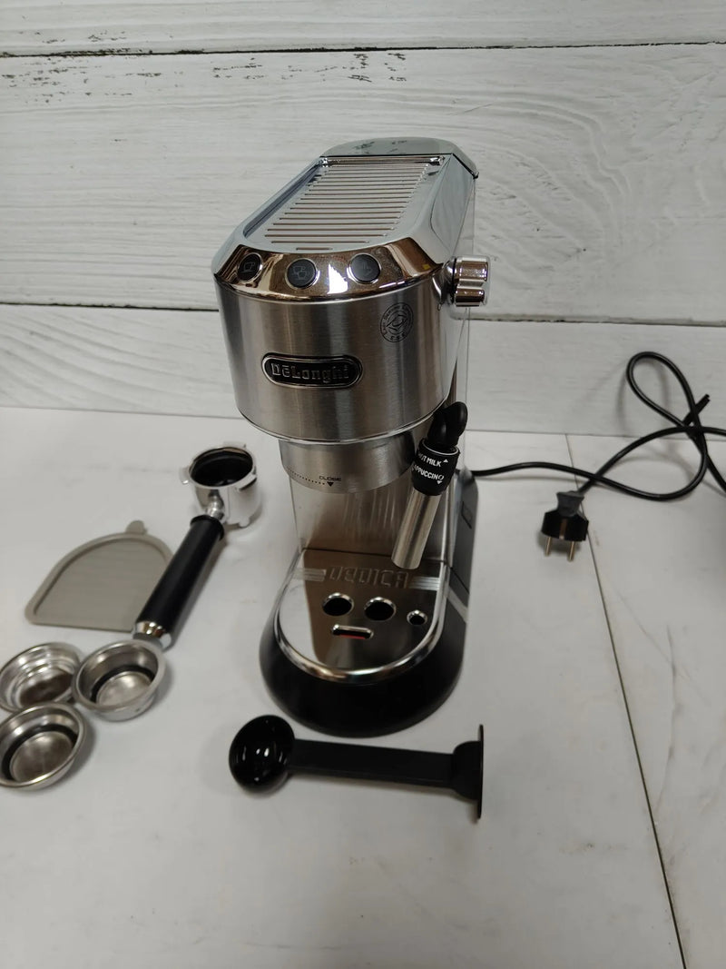 Cafetera de Bomba de Acero - De'Longhi Dedica