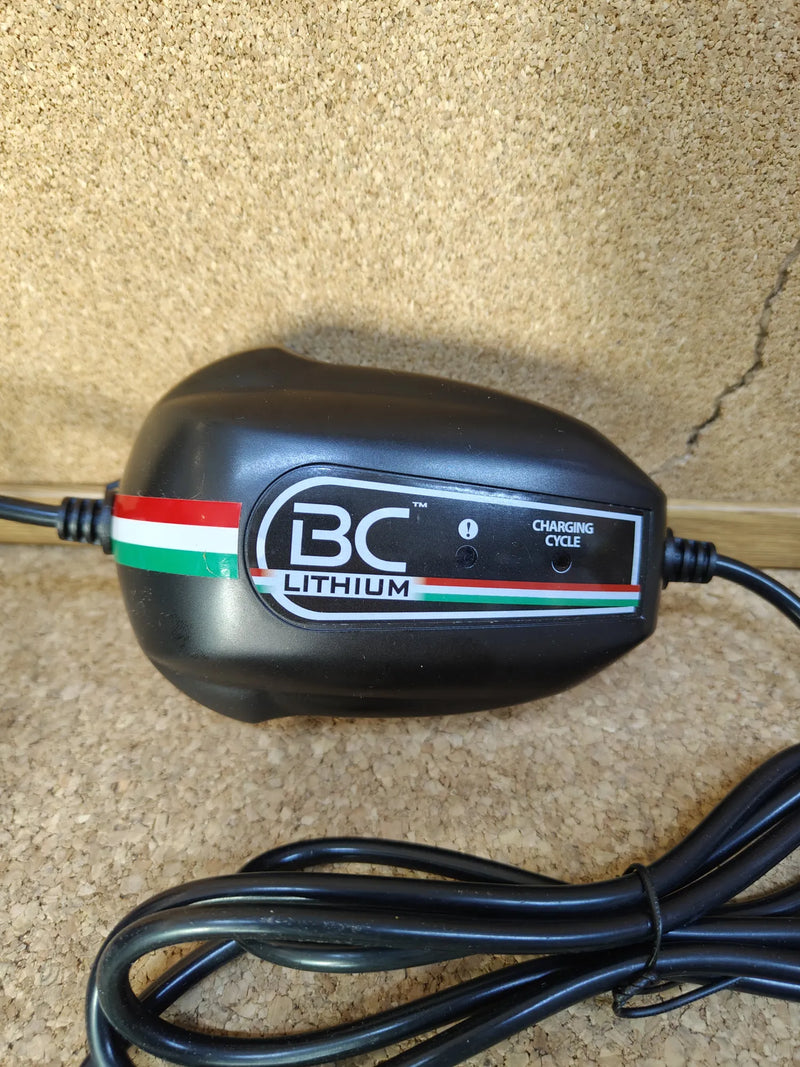 Cargador mantenedor Inteligente para baterías de Arranque de Litio de 12V