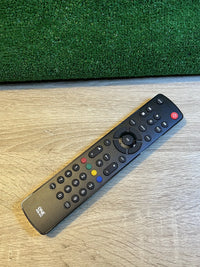 Televisor con control remoto universal One For All