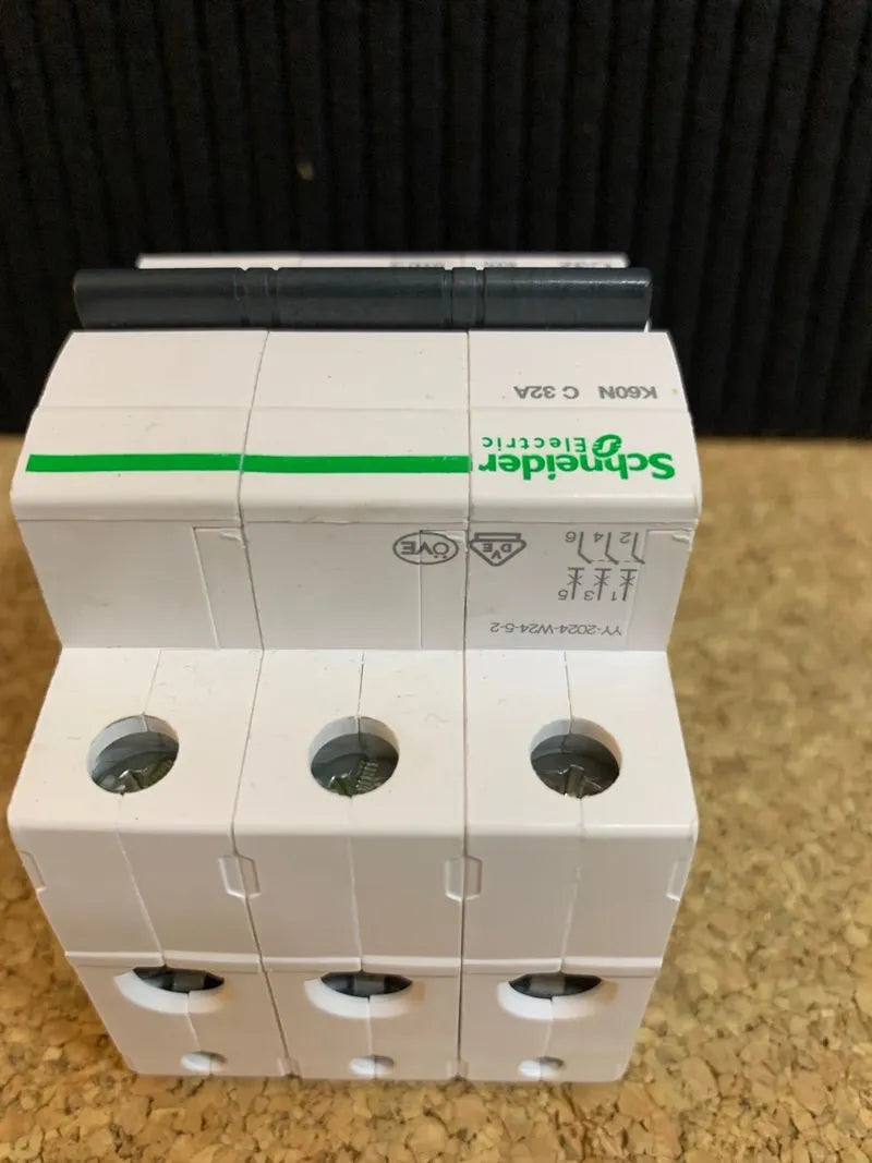 Schneider Electric A9K02316 Disyuntor K60N 3P, 16A