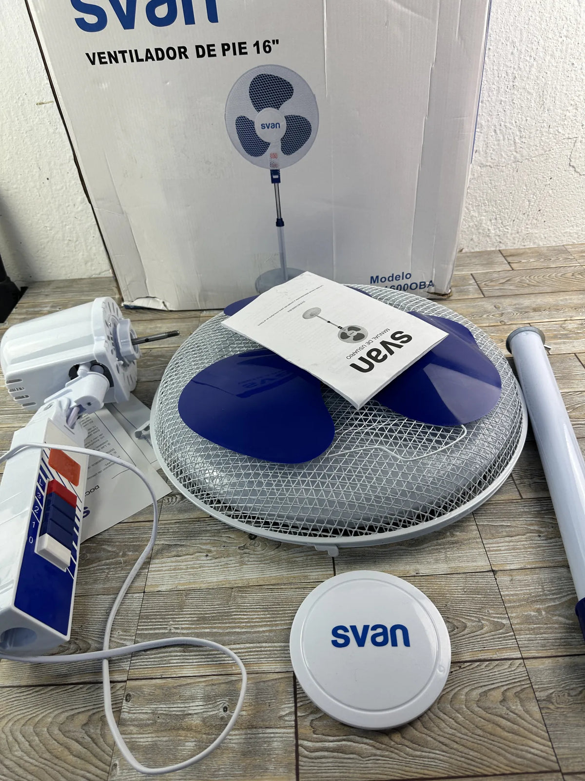 Ventilador de pie blanco