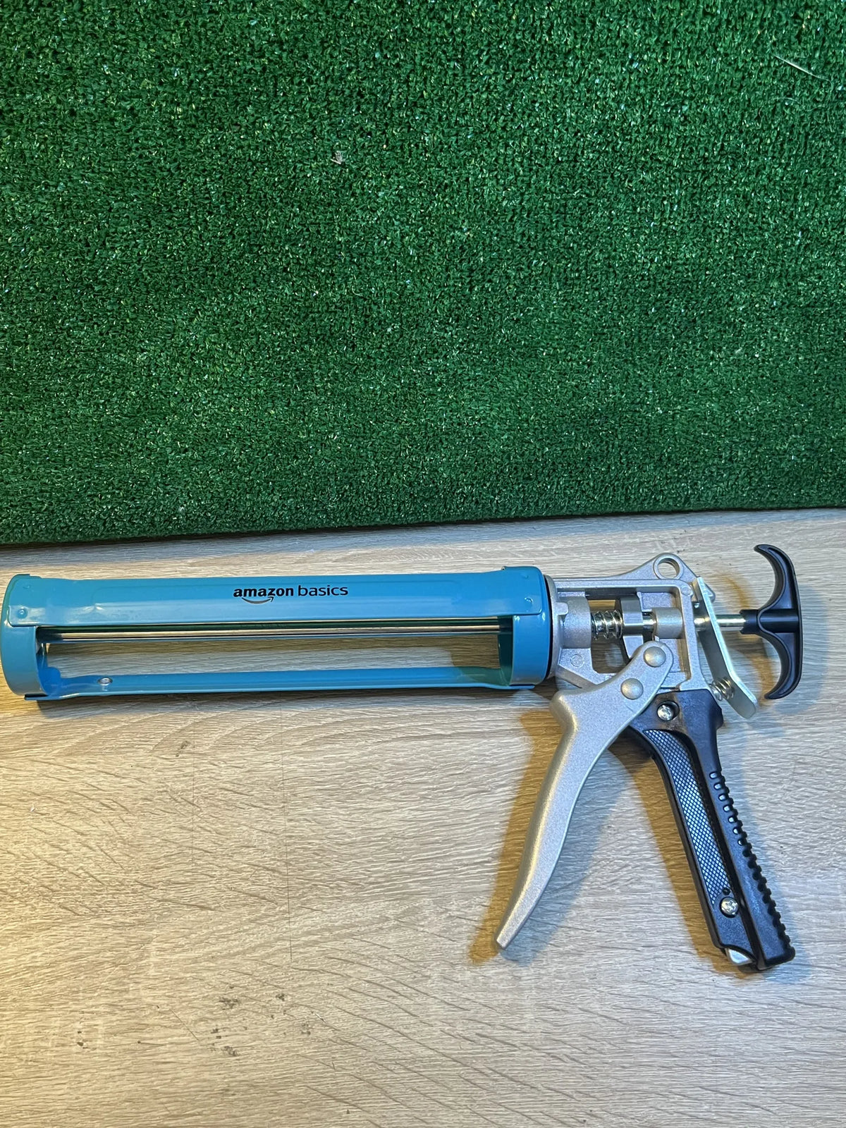 Pistola para sellado de calafateo Amazon Basics