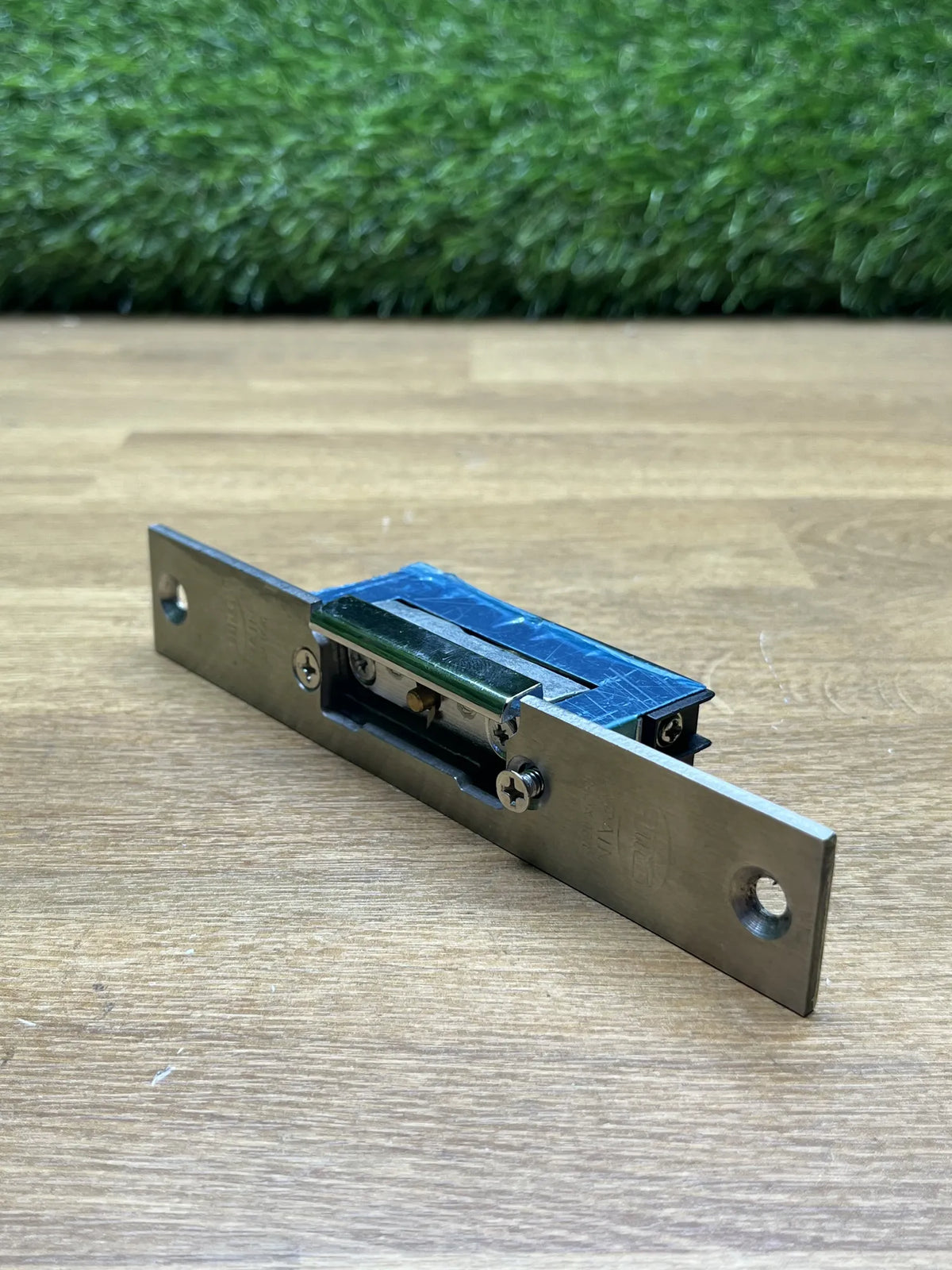 Abrepuertas Eléctrico de Embutir para Puertas Amig