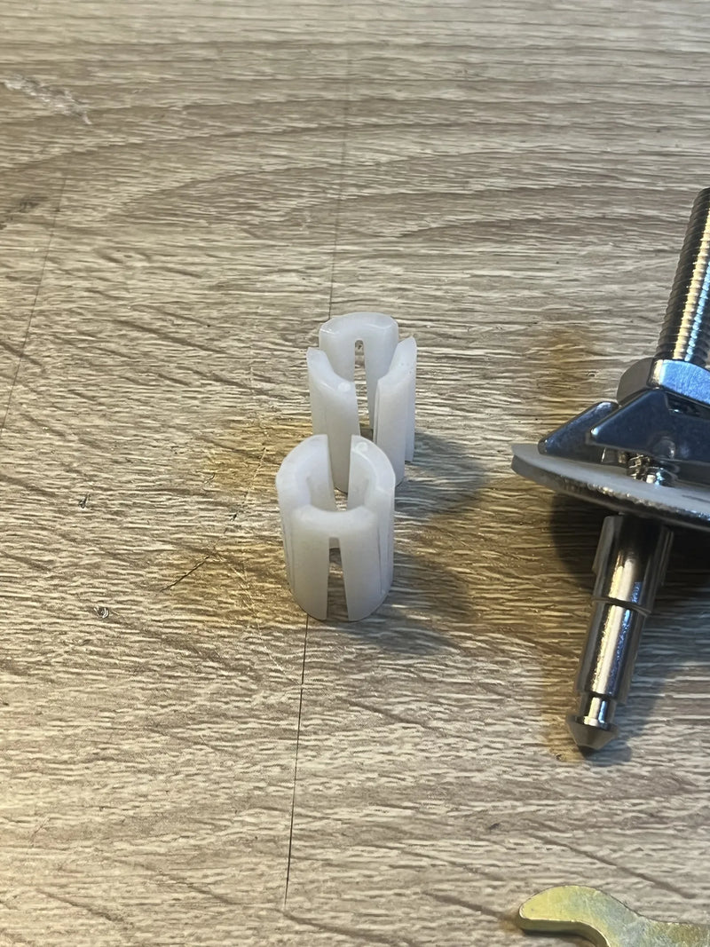 Juego de bisagras para tapa de inodoro Ideal Standard