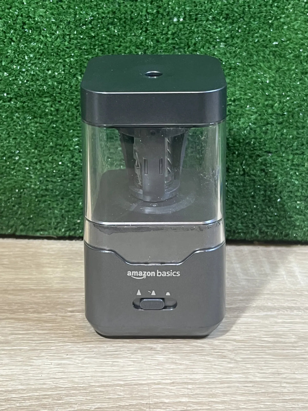 Sacapuntas eléctrico portátil Amazon Basics