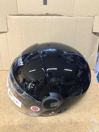 Casco de moto negro con visera Nolan