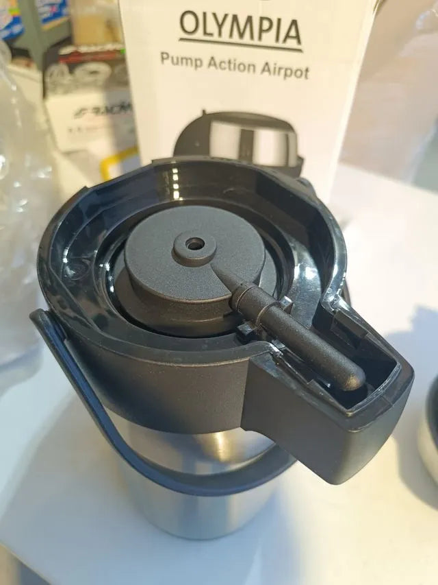 tetera de acero inoxidable Olympia Airpot, con infusor
