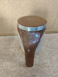 Taza de café con agitación magnética automática