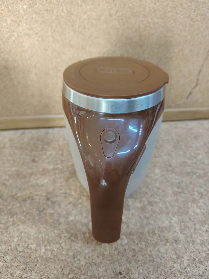 Taza de café con agitación magnética automática