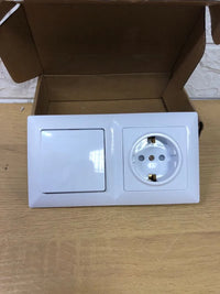 Interruptor doble con base schuko