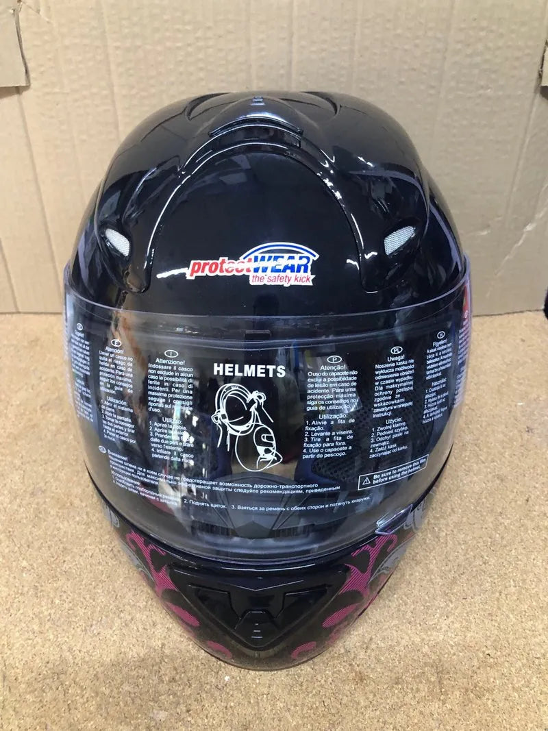 Casco de moto negro con diseño floral
