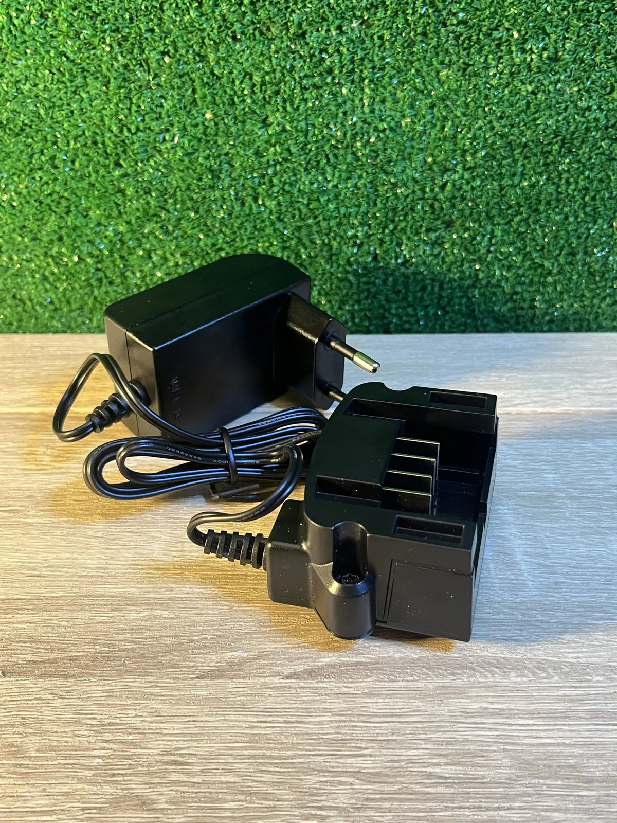 Cargador SSC-2500 EU compatible con Black&Decker
