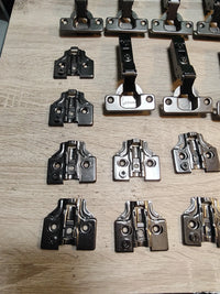 Kit de bisagra recta X91 con cierre suave y suplemento Emuca