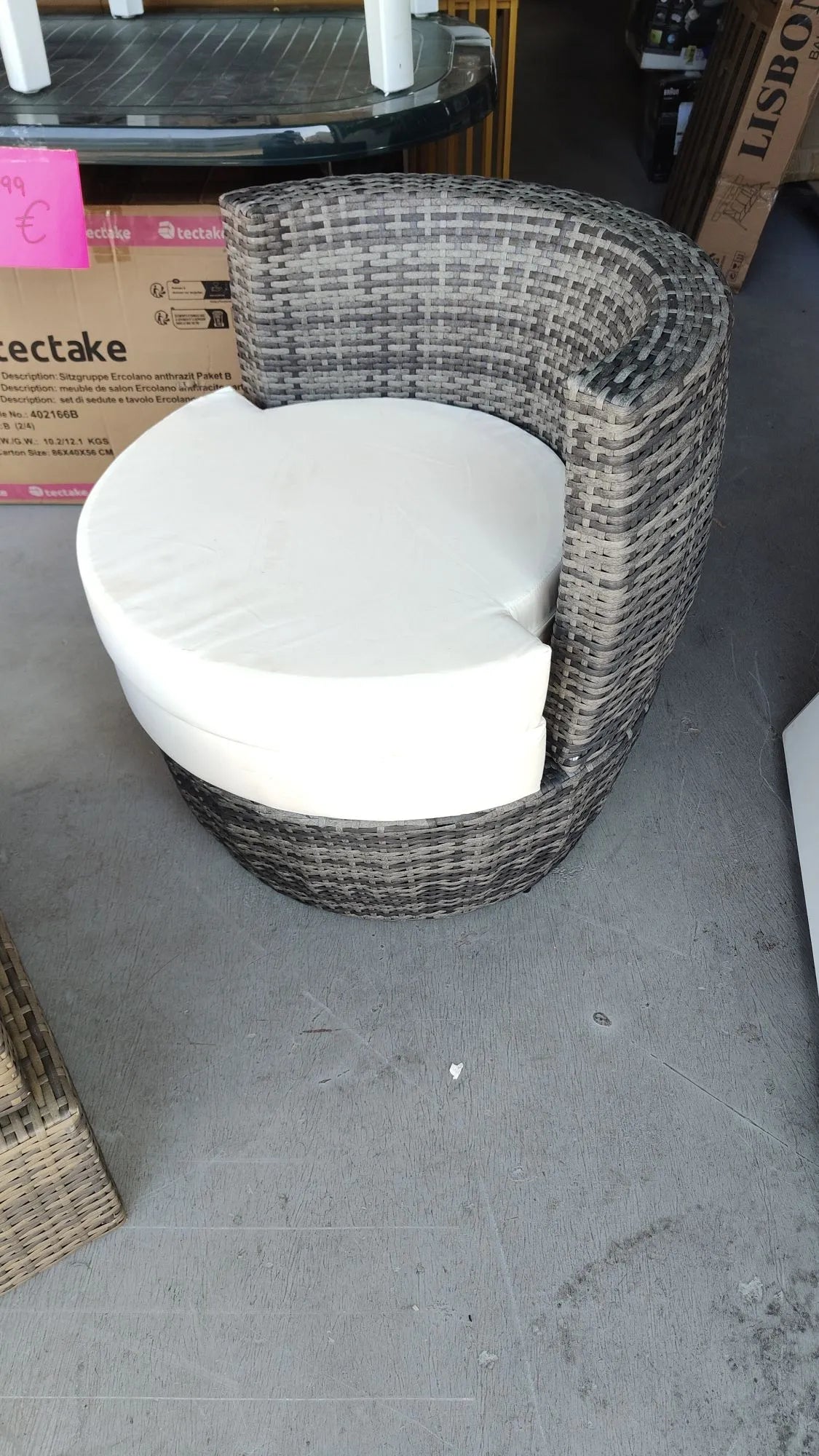 Un sillón con mesa para exterior