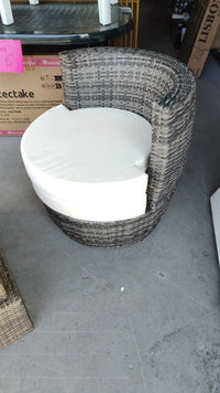 Un sillón con mesa para exterior