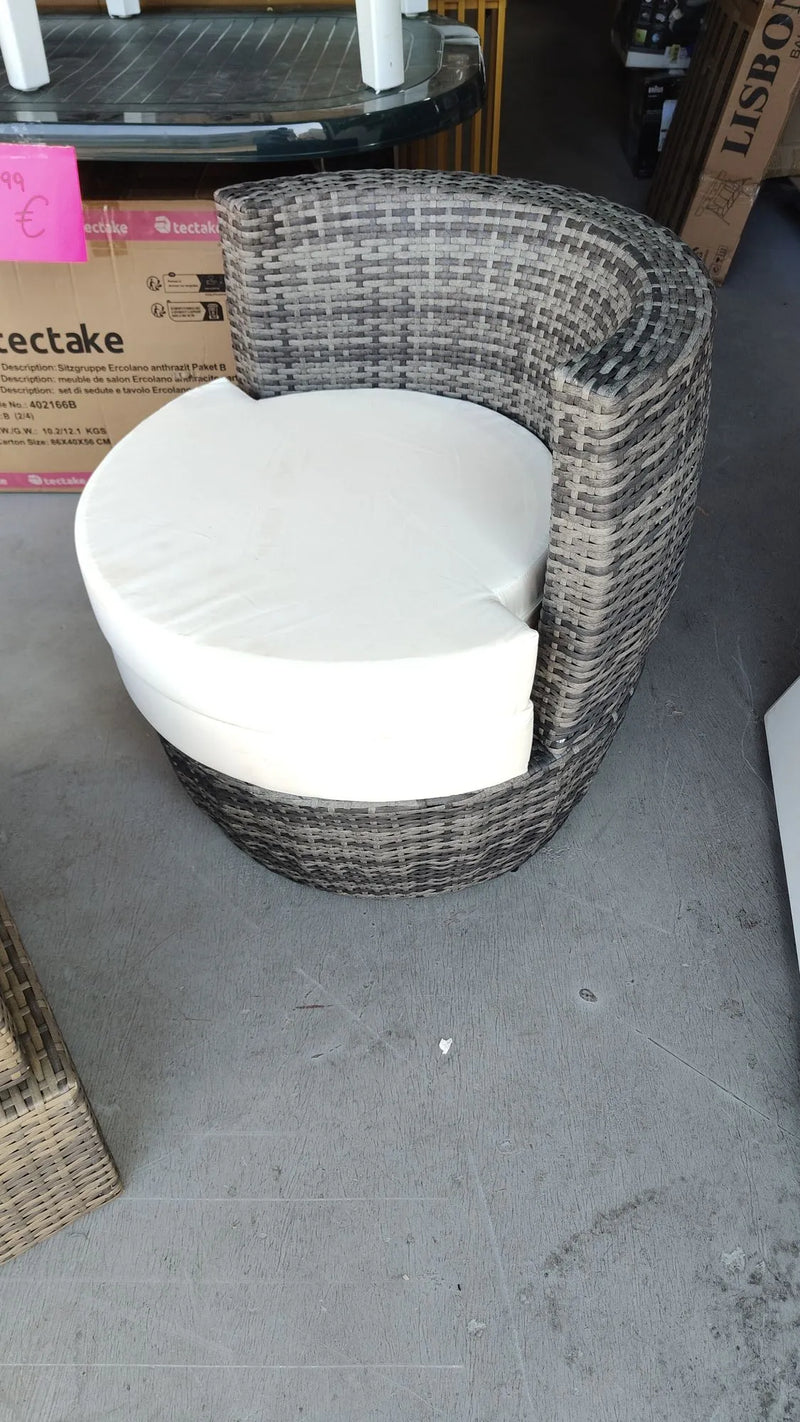 Un sillón con mesa para exterior