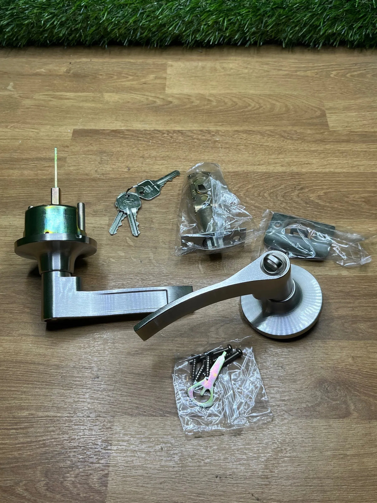 Juego de manillas con picaporte para puerta de madera Amig