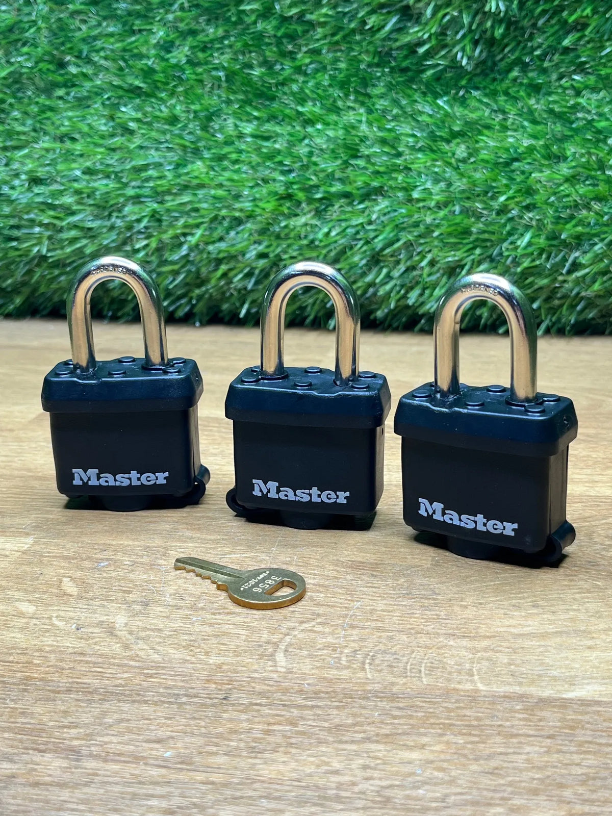 Candado de acero laminado con llave Master Lock