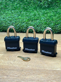 Candado de acero laminado con llave Master Lock