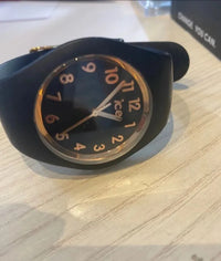 Reloj Negro para Mujer con Correa de Silicona
