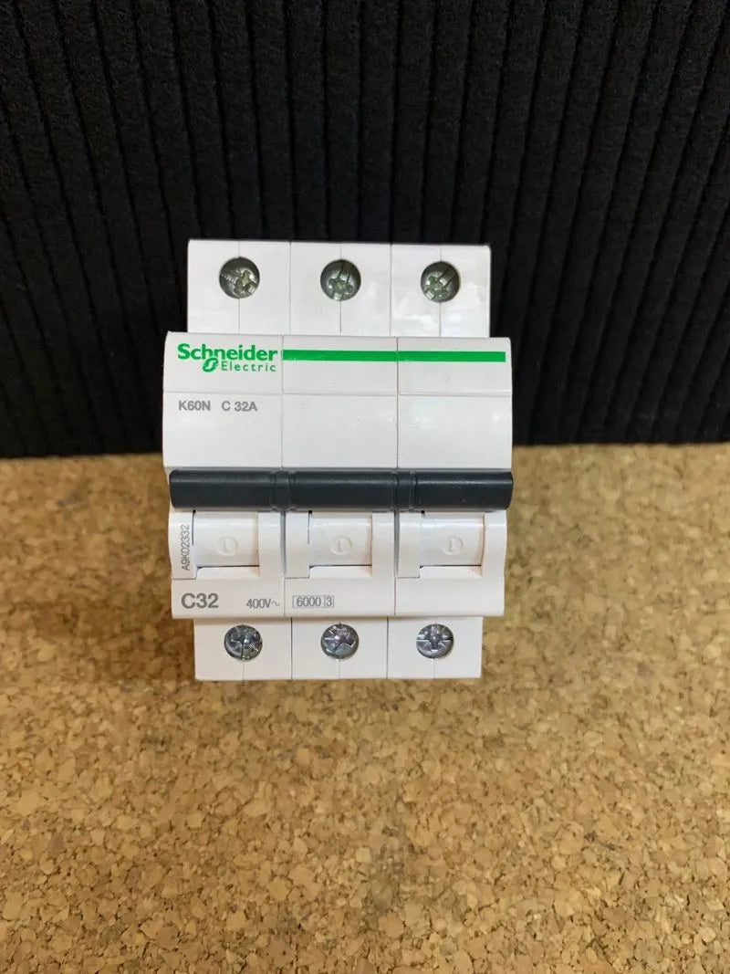 Schneider Electric A9K02316 Disyuntor K60N 3P, 16A