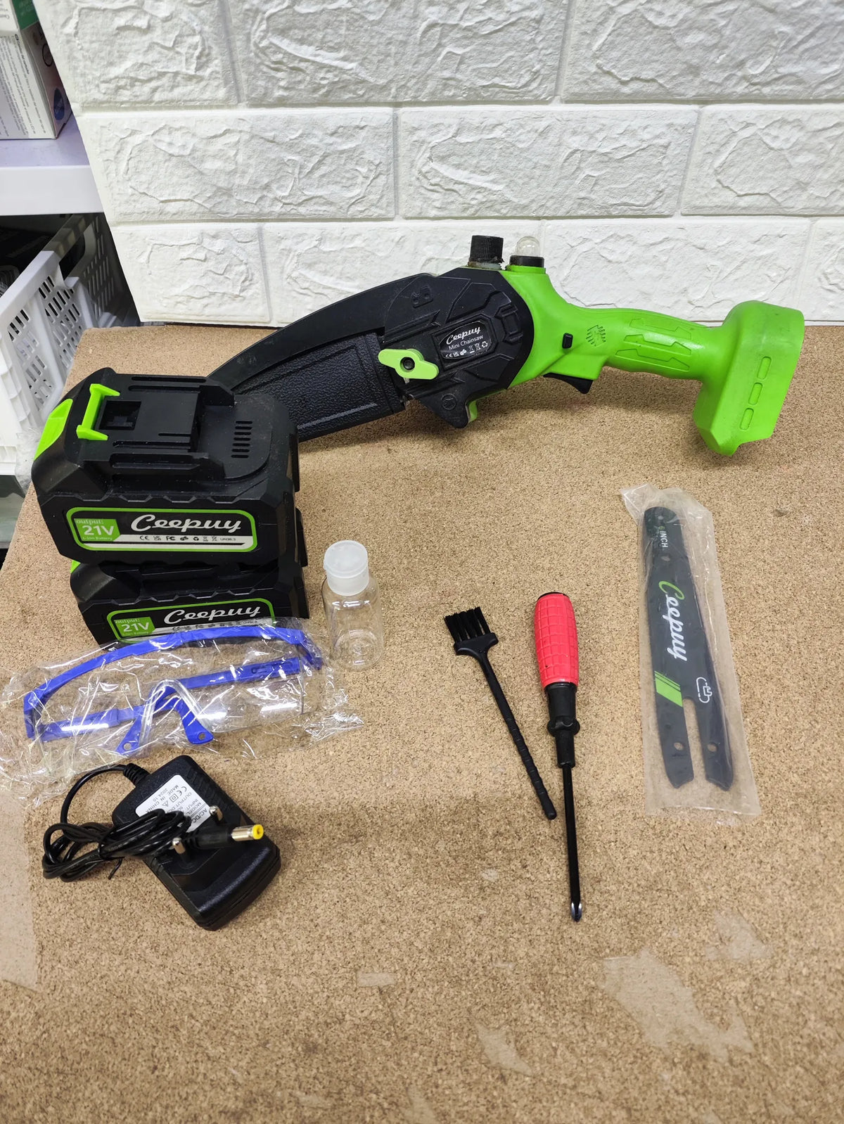 Mini motosierra inalámbrica CEEPUY